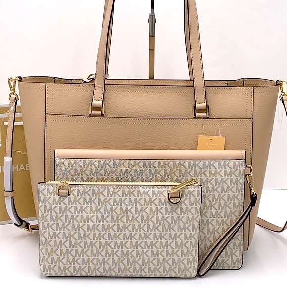 MICHAEL KORS
Maisie Large Pebbled Leather 3-in-1 Tote Bag Buff Multi Signature - Picture 3 of 16